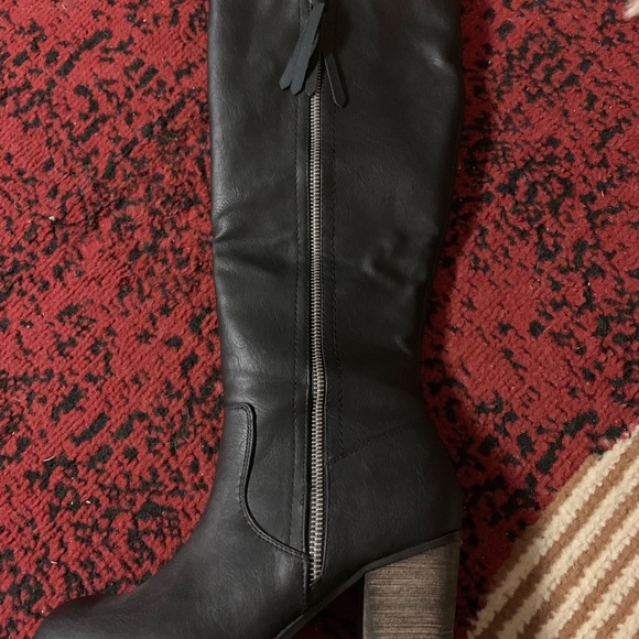 Black boots - Picture 3 of 3